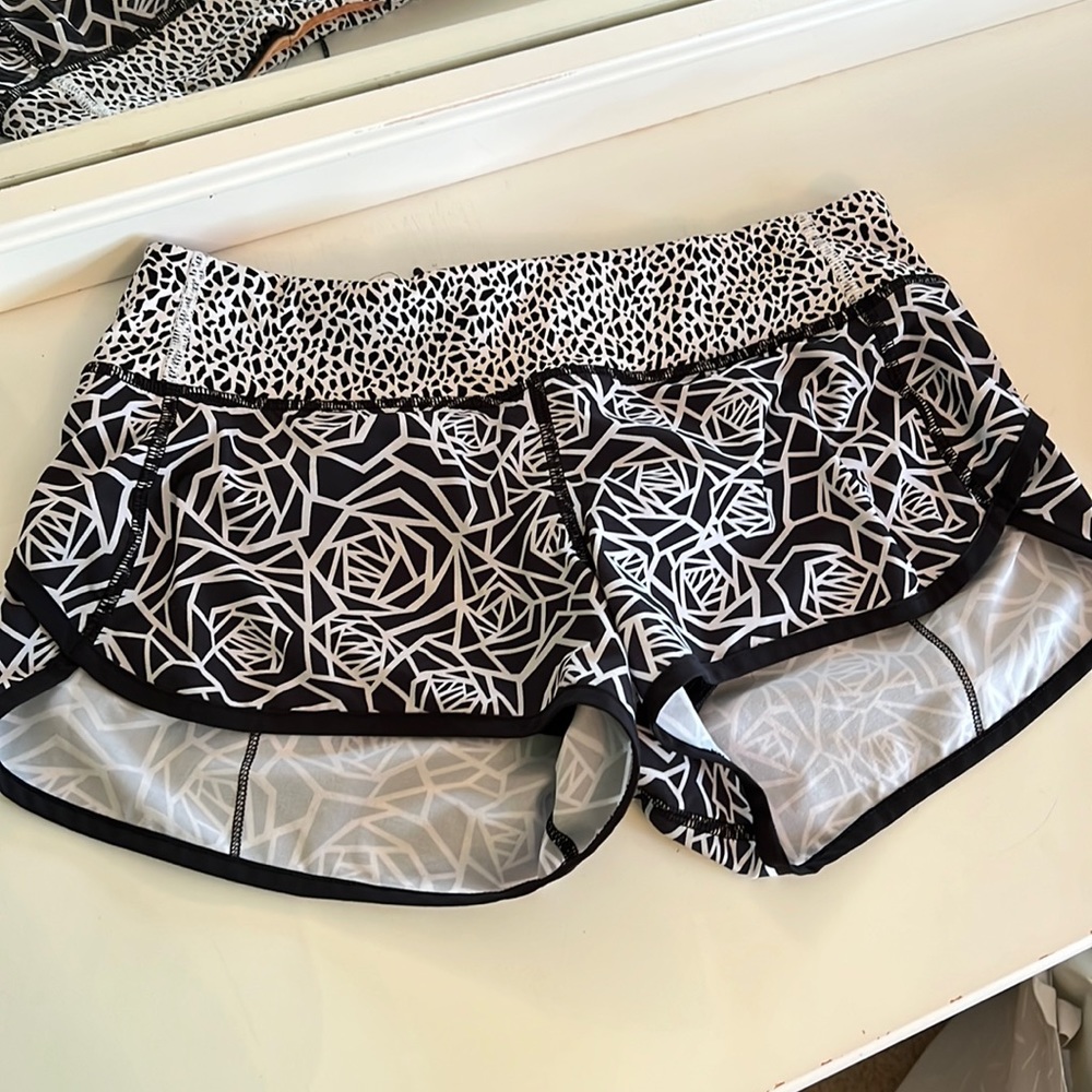 Lululemon size 6 speed up low rise lined short.